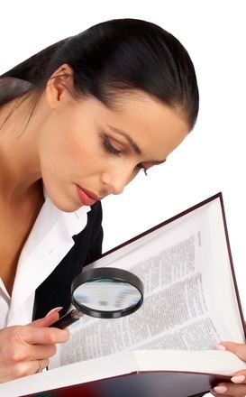 Frau mit Buch und Lupe