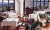 Nach der Golfrunde ein Restaurant-Besuch Tische und Stühle im Restaurant
