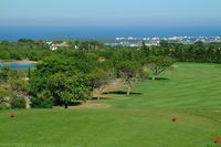 Vall Dor Golf Abschlag Grüne wiese Bäume Meerblick