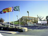 Vall D`Or Golf Einfahrt Flaggen Clubhaus