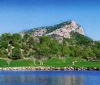 Spielbahn mit Blick auf den See und Berg