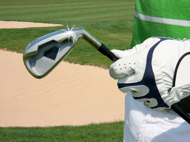 Golfspieler beim Abschlag auf dem Golfplatz