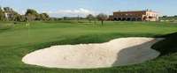 Golf Maioris - Sandbunker, gr&uuml;ner Rasen und Steinhaus