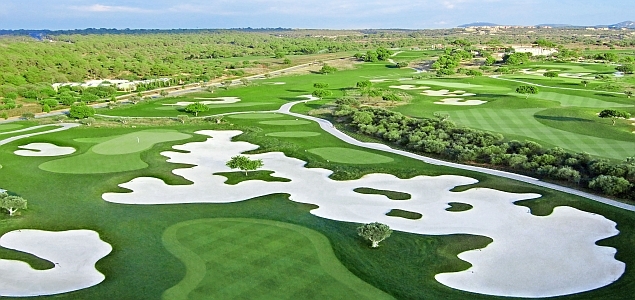 Son Gual Golf - riesiger Sandbunker und Gesamt&uuml;bersicht der Anlage